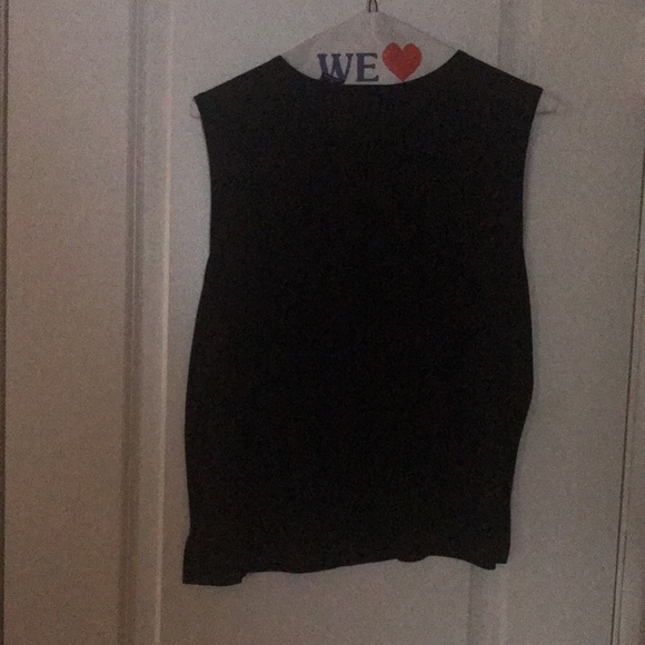 Black top with slits on the side. - Picture 2 of 2